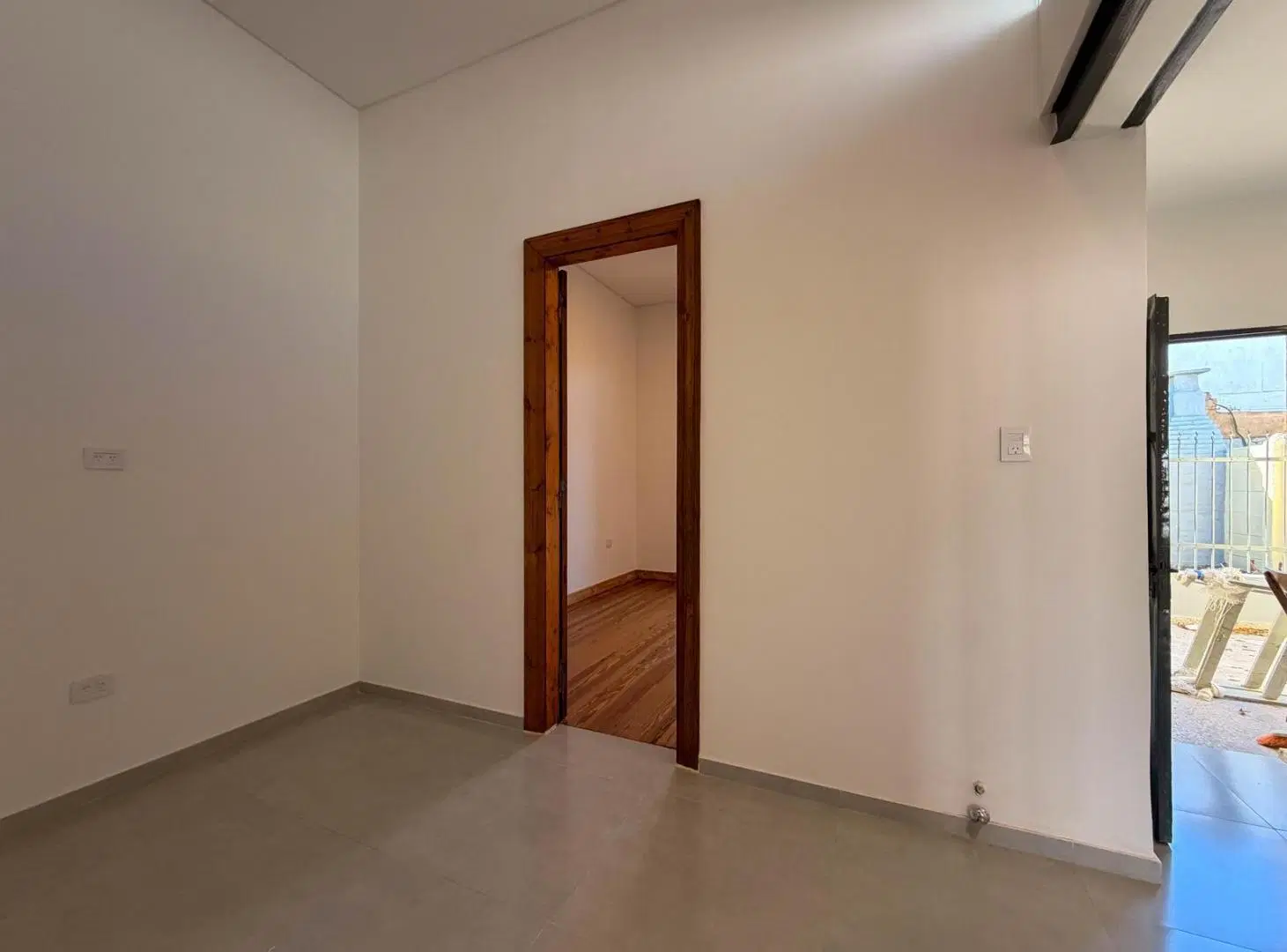 CASA DE 2 DORMITORIOS   COCHERA   JARDIN CON PARRILLERO EN ZONA NORTE 4