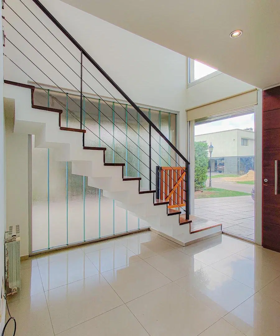 CASA DE 3 DORMITORIOS EN VENTA EN BARRIO PRIVADO MIRAFLORES-FUNES HILLS 1