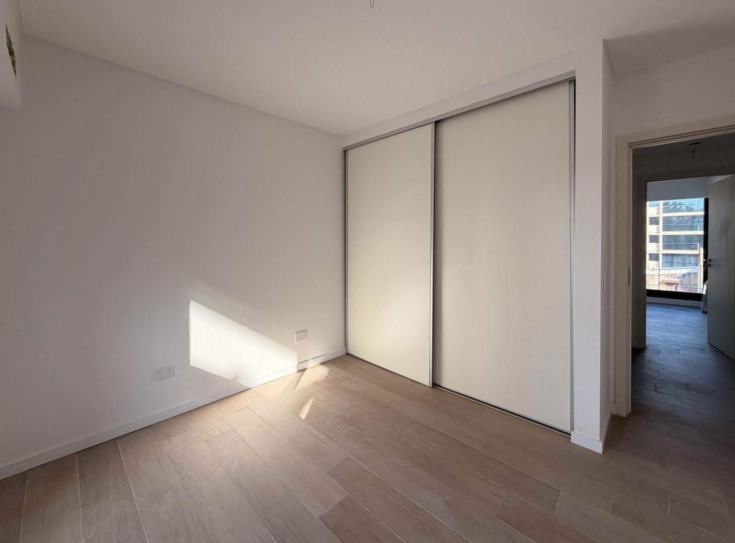 DEPARTAMENTO MODERNO DE 2 DORMITORIOS CON COCHERA EN EDIFICIO CON AMENITIES (PILETA, GYM, QUINCHOS)