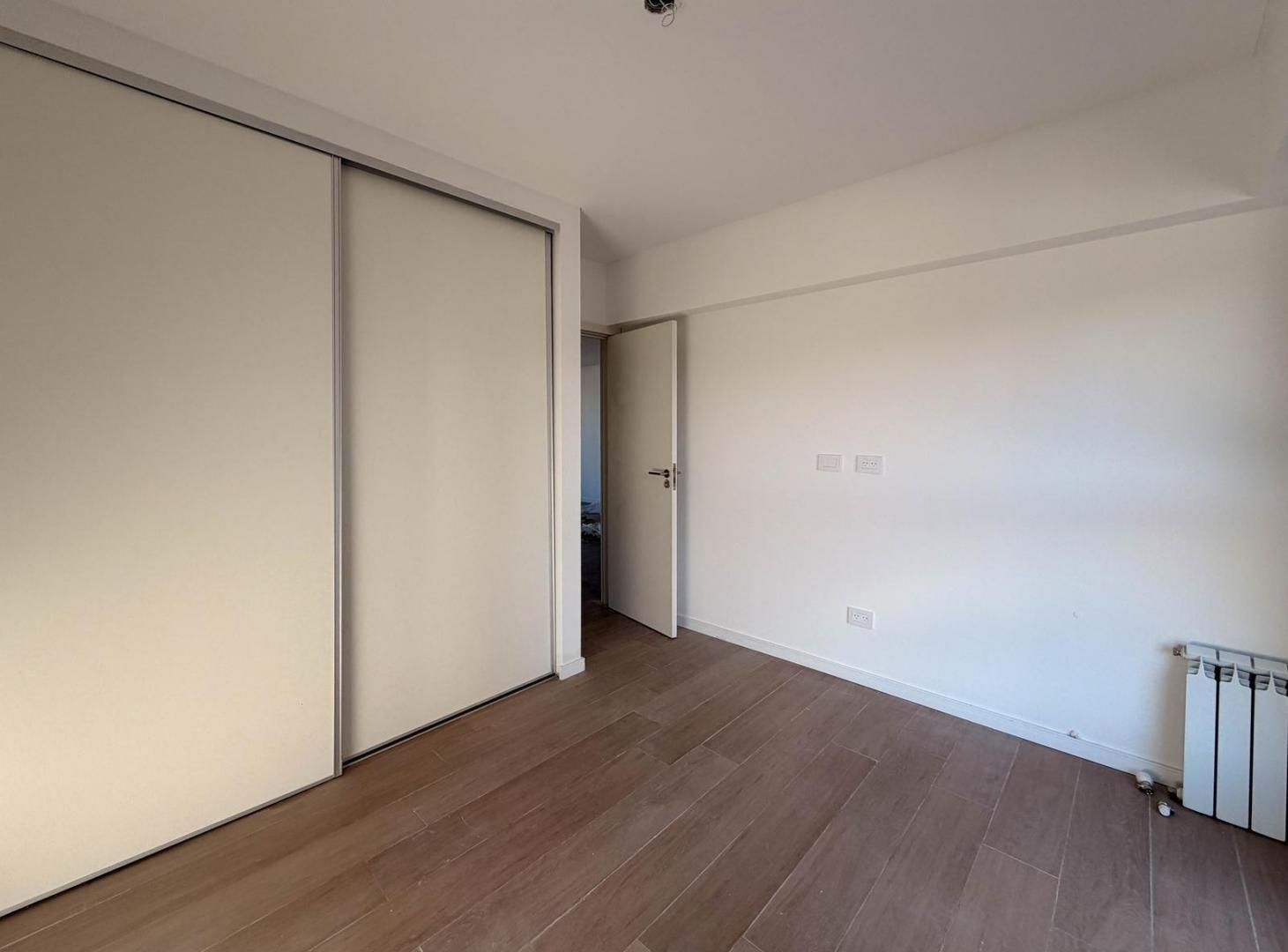DEPARTAMENTO MODERNO DE 2 DORMITORIOS CON COCHERA EN EDIFICIO CON AMENITIES (PILETA, GYM, QUINCHOS)