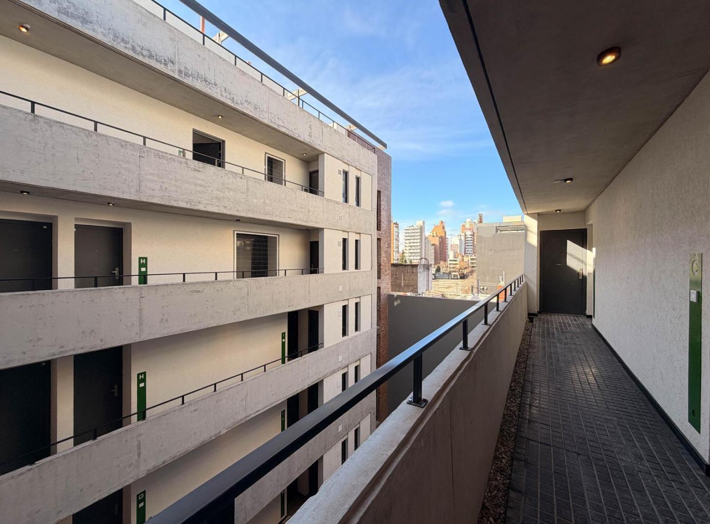 DEPARTAMENTO MODERNO DE 2 DORMITORIOS CON COCHERA EN EDIFICIO CON AMENITIES (PILETA, GYM, QUINCHOS)