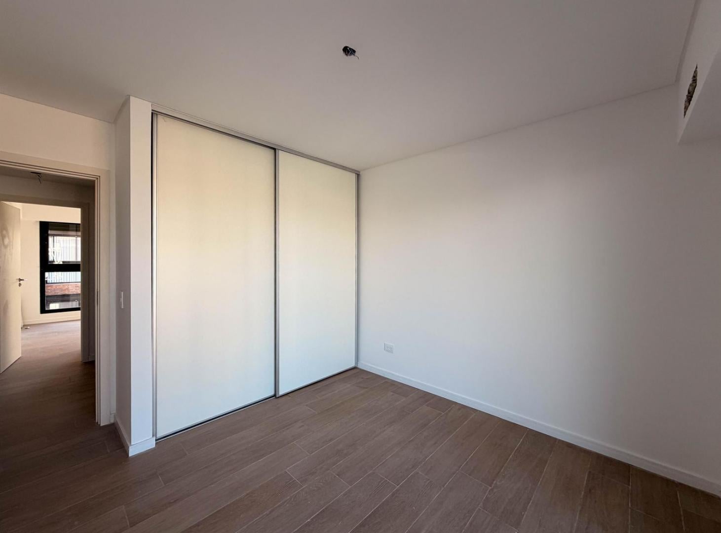 DEPARTAMENTO MODERNO DE 2 DORMITORIOS CON COCHERA EN EDIFICIO CON AMENITIES (PILETA, GYM, QUINCHOS)