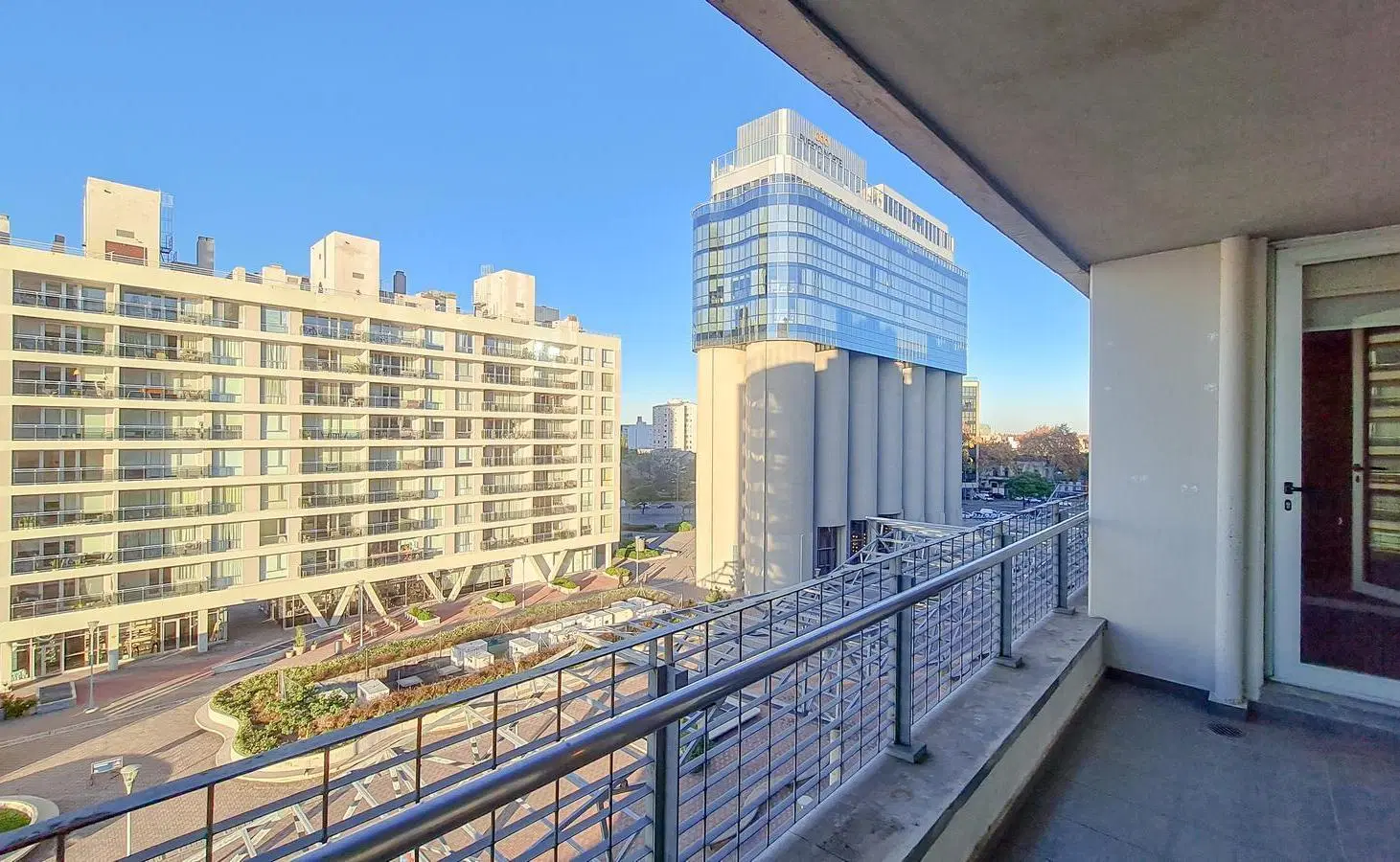 DEPARTAMENTO DE 1 DORMITORIO CON VISTA LATERAL AL RÍO   COCHERA EN VENTA EN PUERTO NORTE 4