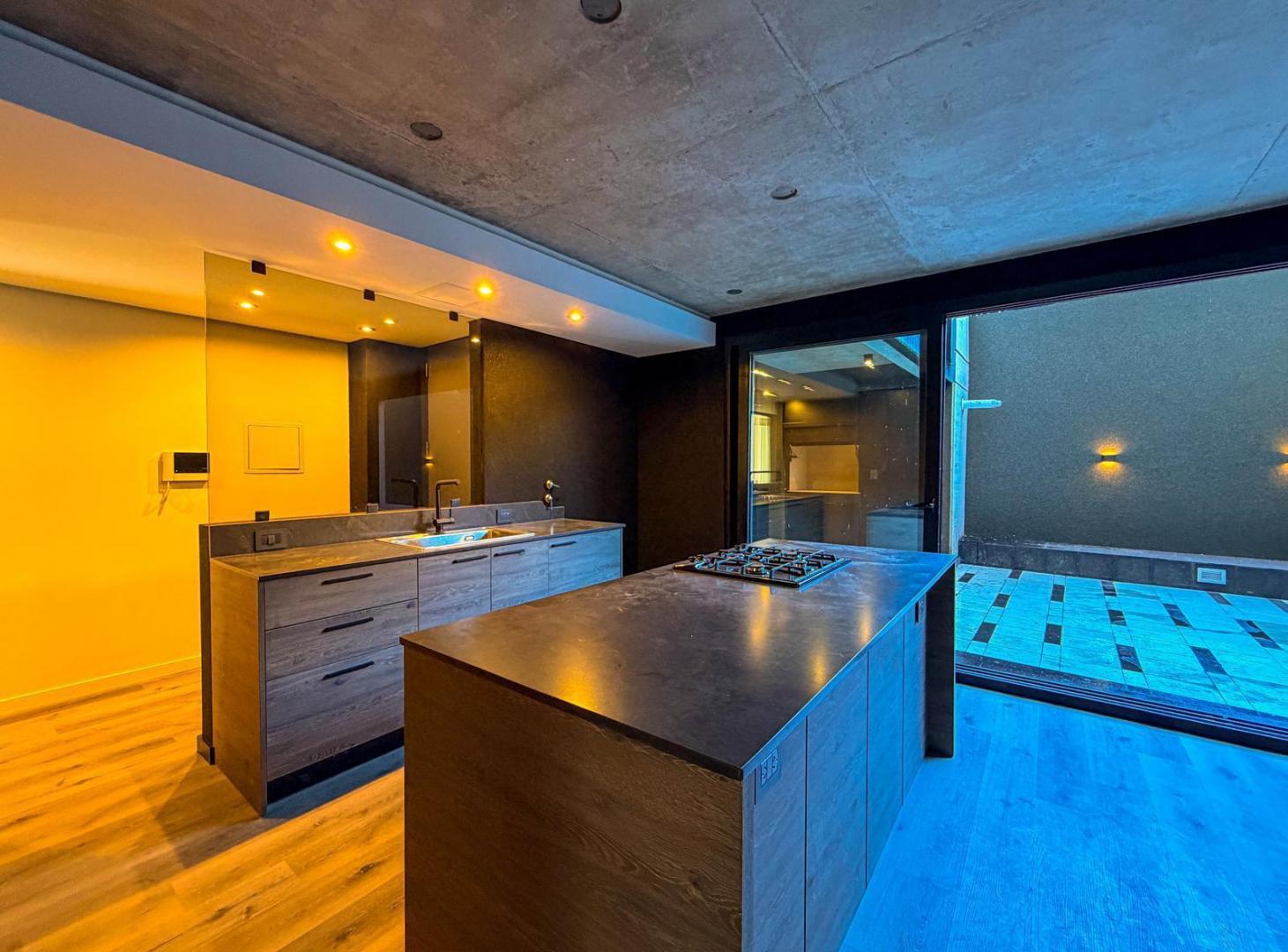 DEPARTAMENTO DE DISEÑO DE 2 DORMITORIOS CON PATIO Y PARRILLERO EN BARRIO MARTIN