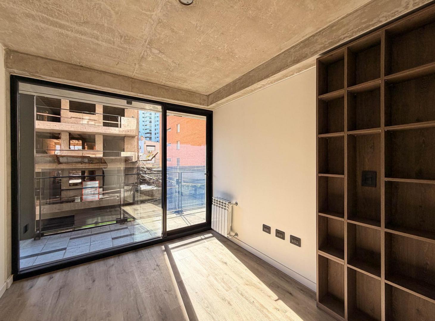 DEPARTAMENTO DE DISEÑO DE 2 DORMITORIOS CON PATIO Y PARRILLERO EN BARRIO MARTIN
