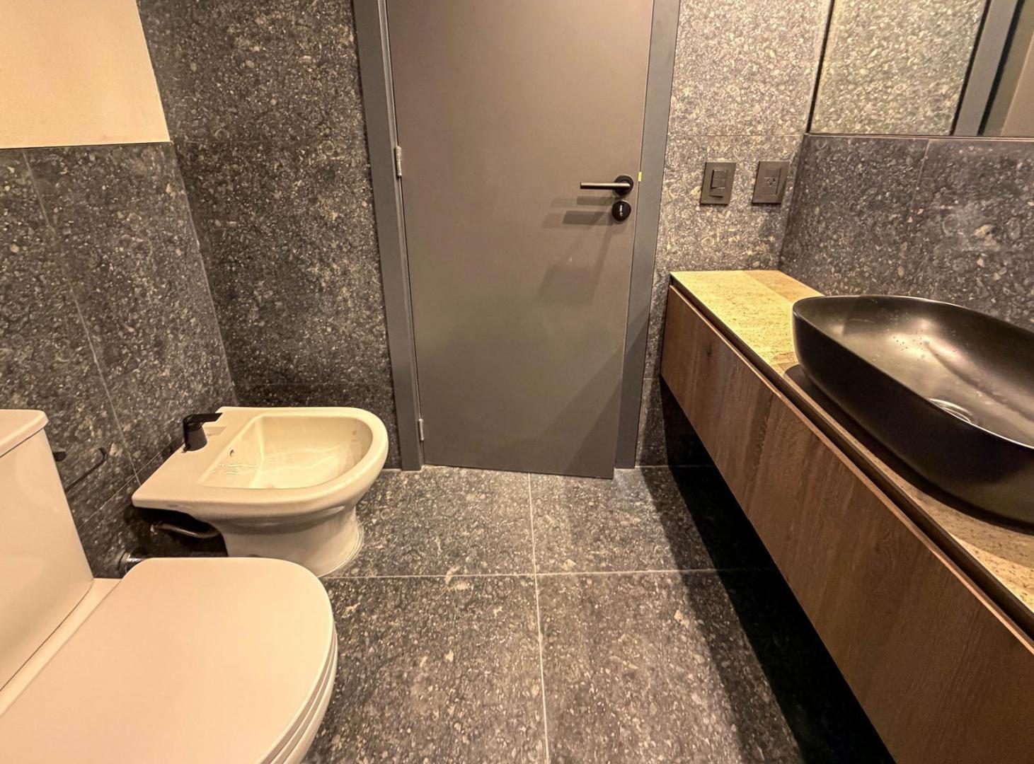 DEPARTAMENTO DE DISEÑO DE 2 DORMITORIOS CON PATIO Y PARRILLERO EN BARRIO MARTIN