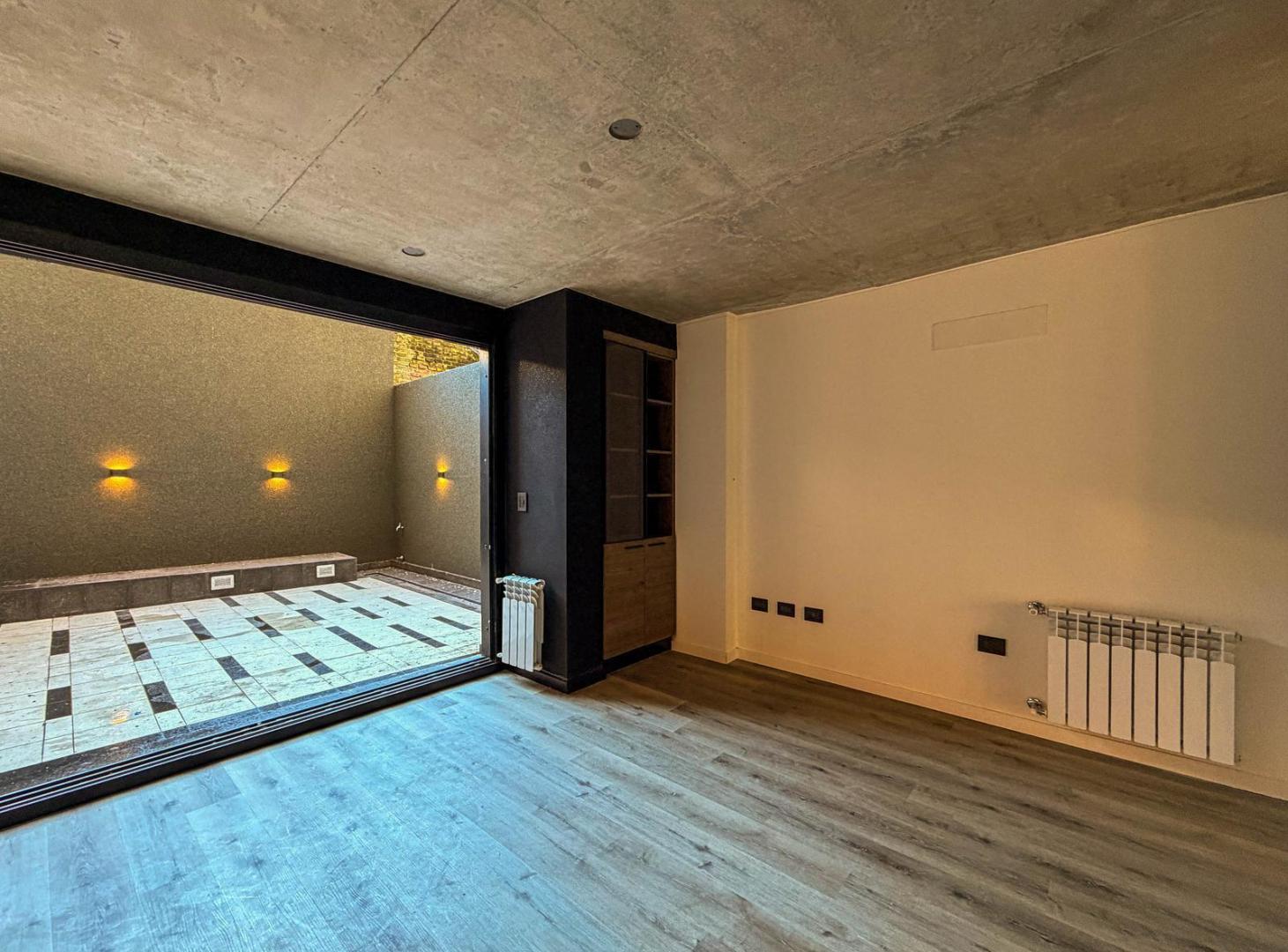 DEPARTAMENTO DE DISEÑO DE 2 DORMITORIOS CON PATIO Y PARRILLERO EN BARRIO MARTIN