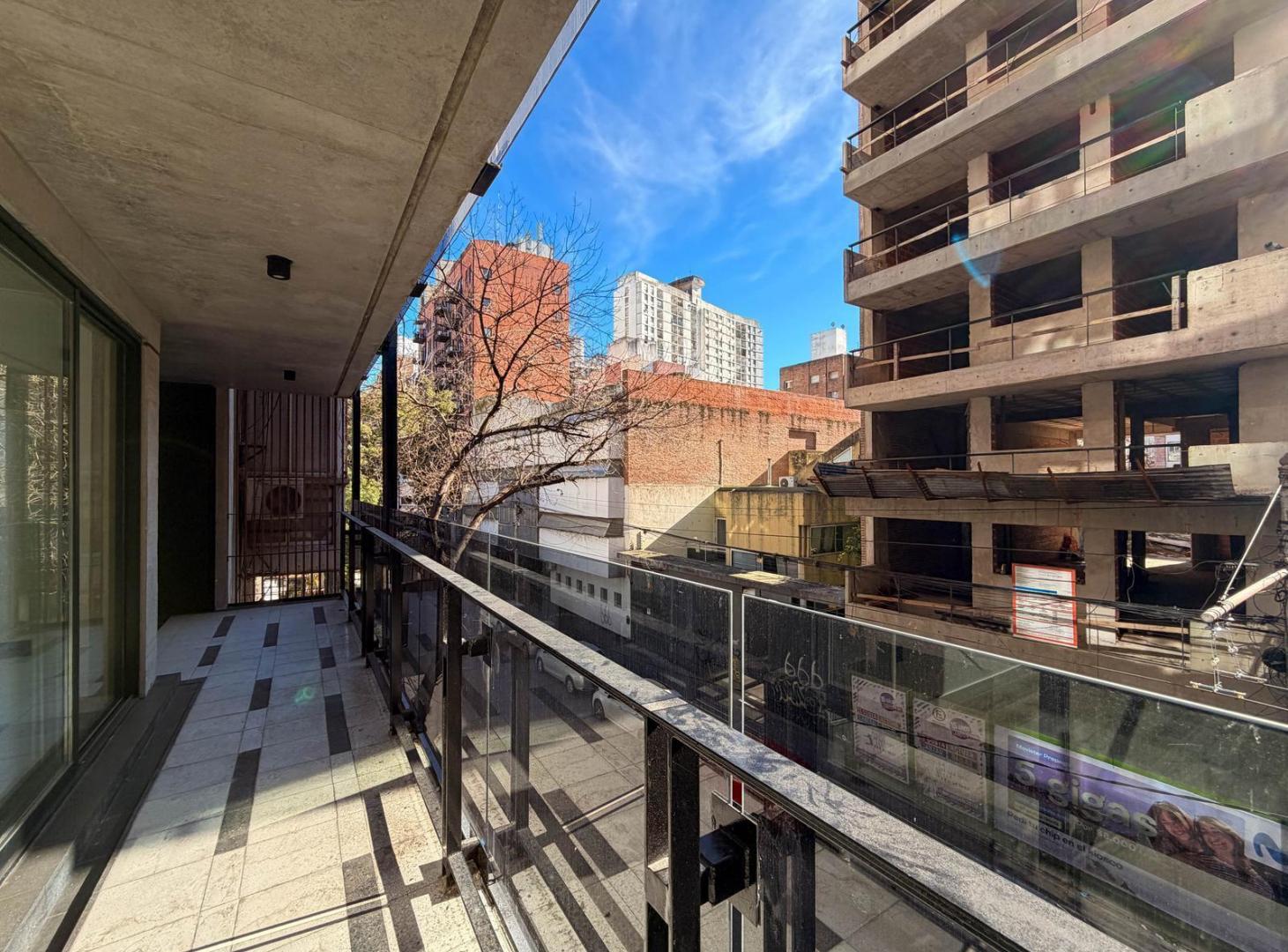 DEPARTAMENTO DE DISEÑO DE 2 DORMITORIOS CON PATIO Y PARRILLERO EN BARRIO MARTIN