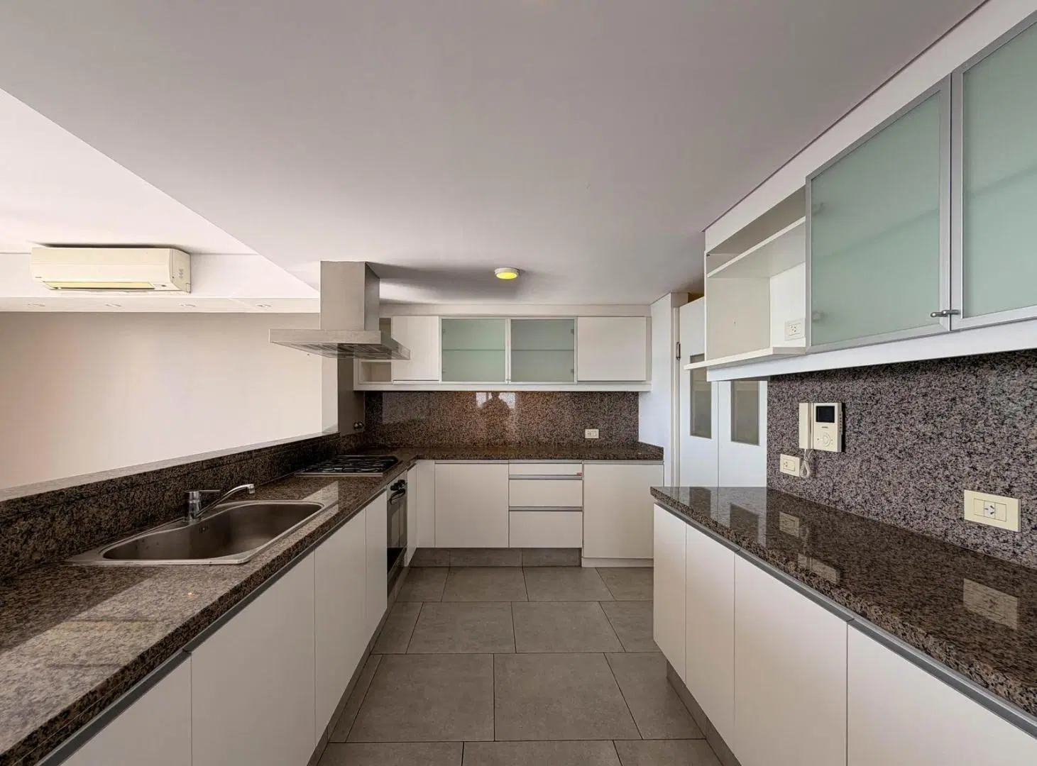 DEPARTAMENTO DE 4 DORMITORIOS CON 3 COCHERAS EN ALQUILER EN PUERTO NORTE 2