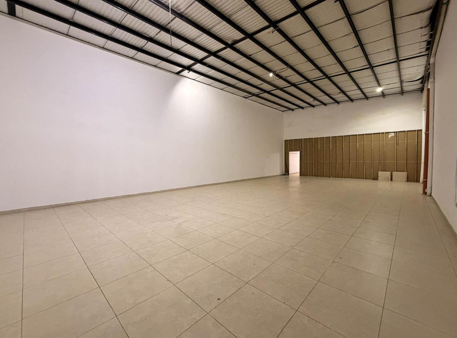 Foto de LOCAL COMERCIAL CON OFICINAS DE 210 M2 EN ALQUILER EN SALTA AL 3200, imagen 2