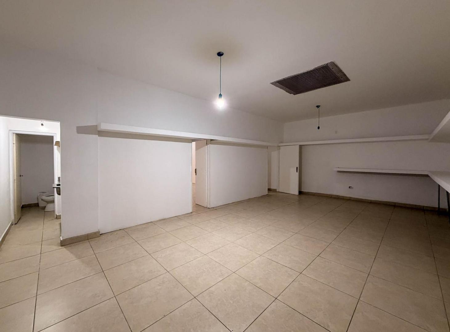 Foto de LOCAL COMERCIAL CON OFICINAS DE 210 M2 EN ALQUILER EN SALTA AL 3200, imagen 5