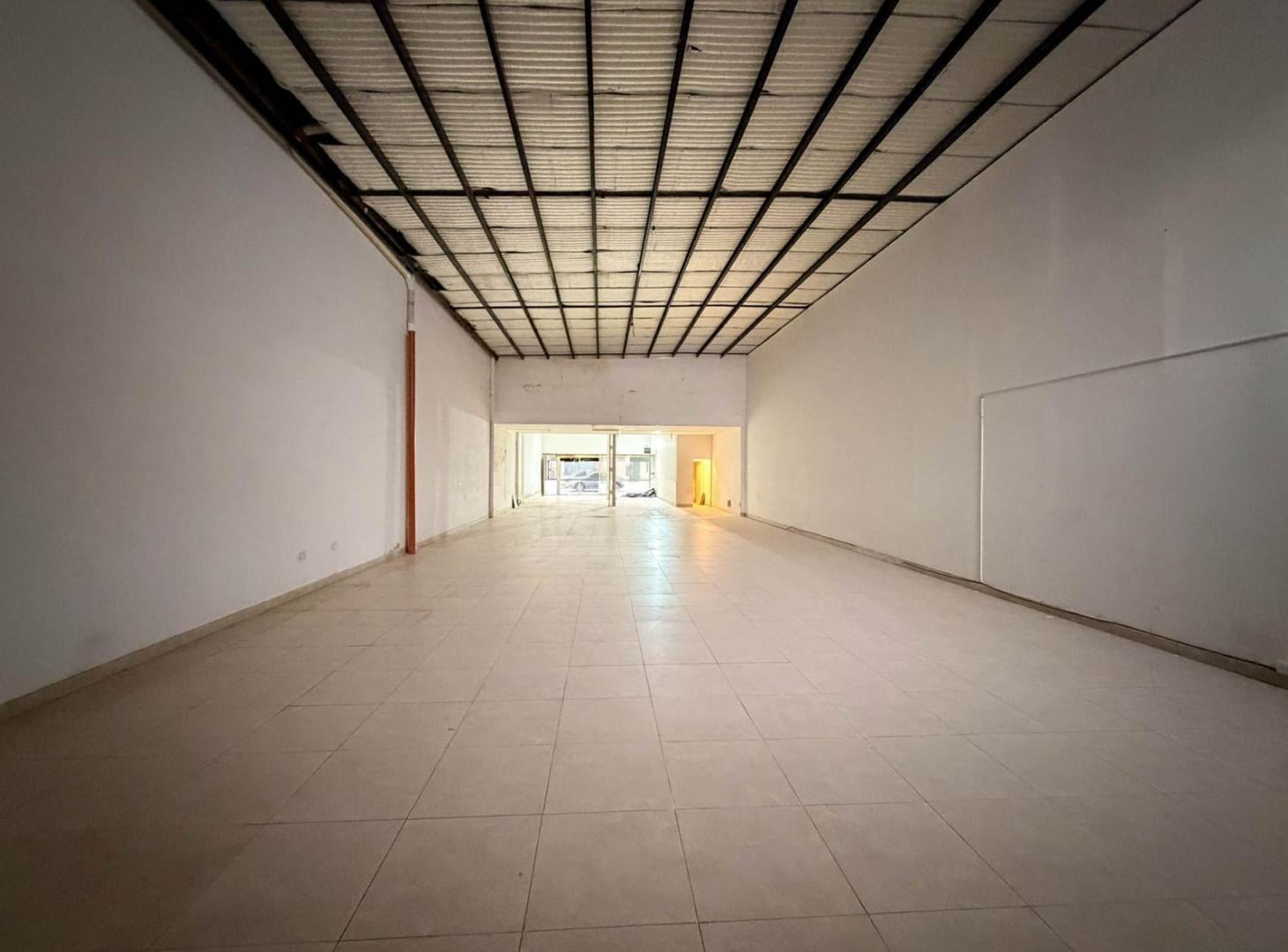Foto de LOCAL COMERCIAL DE 400 M2 EN ALQUILER EN SALTA AL 3200, imagen 4