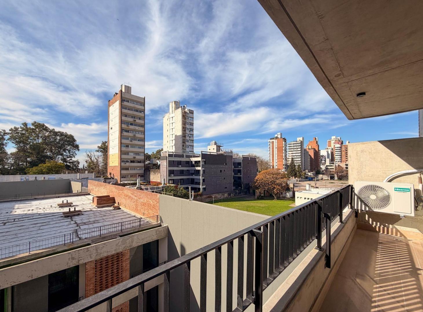 Foto de DEPARTAMENTO MODERNO DE 2 DORMITORIOS CON COCHERA EN EDIFICIO CON, imagen 2