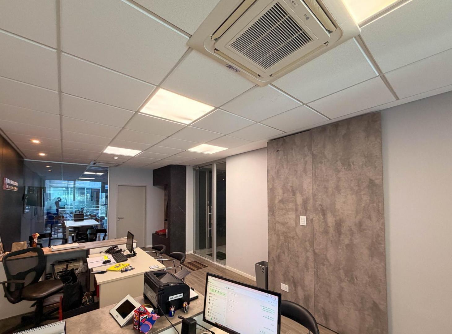 Foto de ALQUILER OFICINA CENTRICA DE 94 m2 CON DIVISIONES Y BAULERA, imagen 3