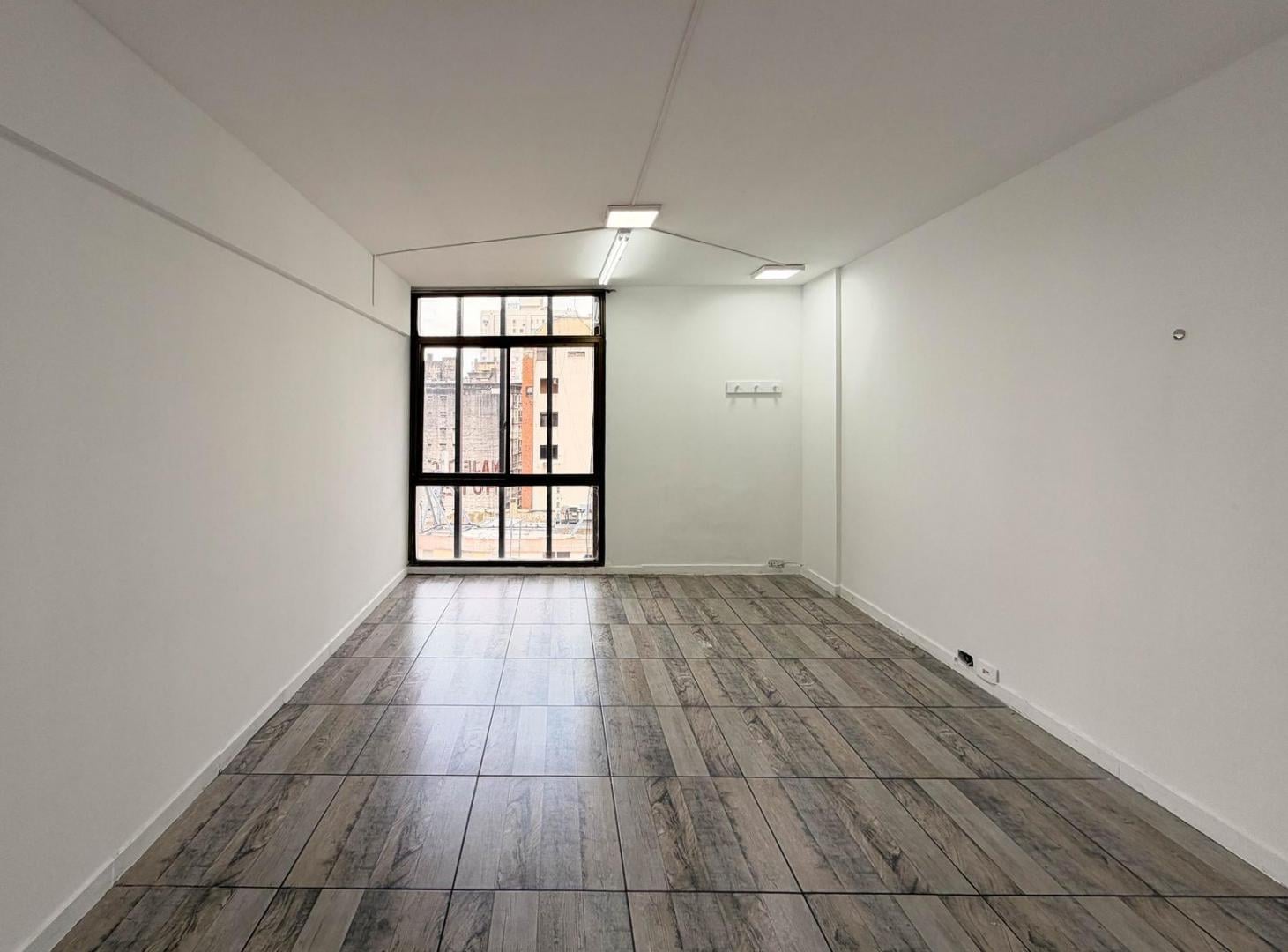 Foto de OFICINA CENTRICA DE 20M2 EN ALQUILER EN LA BAJADA SARGENTO CABRAL IDEAL, imagen 2