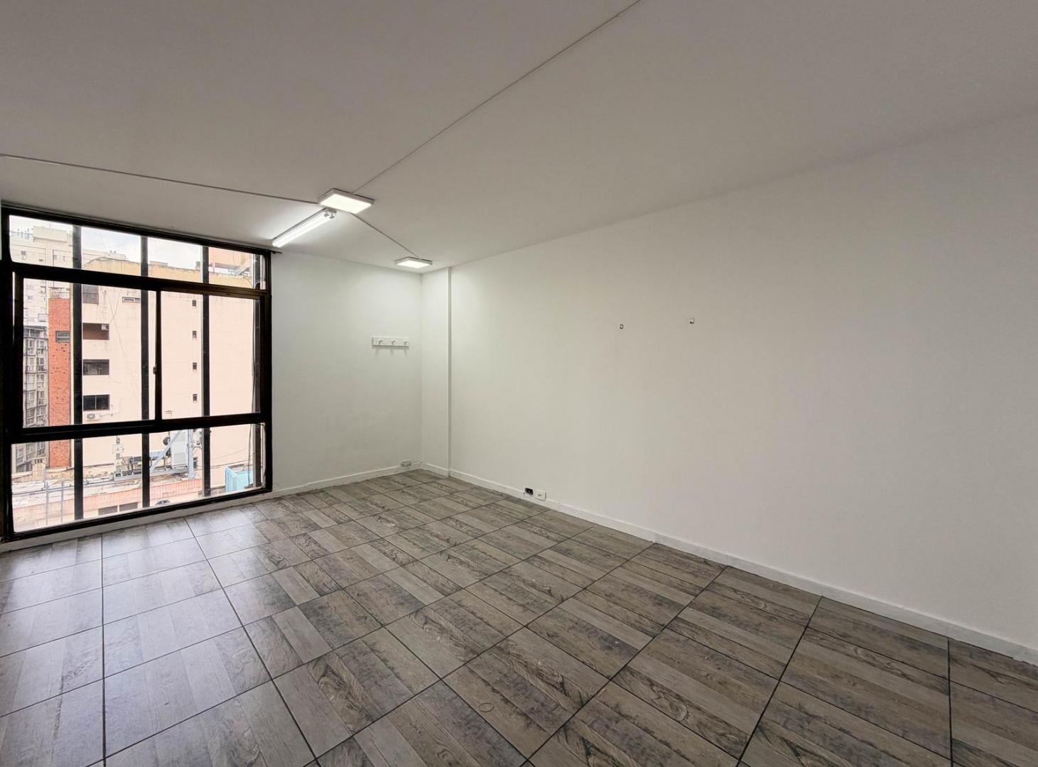 Foto de OFICINA CENTRICA DE 20M2 EN ALQUILER EN LA BAJADA SARGENTO CABRAL IDEAL, imagen 3