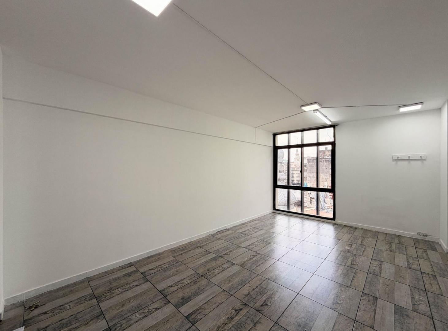 Foto de OFICINA CENTRICA DE 20M2 EN ALQUILER EN LA BAJADA SARGENTO CABRAL IDEAL, imagen 1