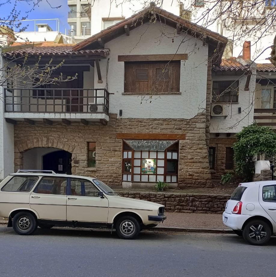 Foto de CHALET DE DISEÑO PLAZA MITRE A RECICLAR O DEMOLER ORDEN DE VENTA. TOMA, imagen 2