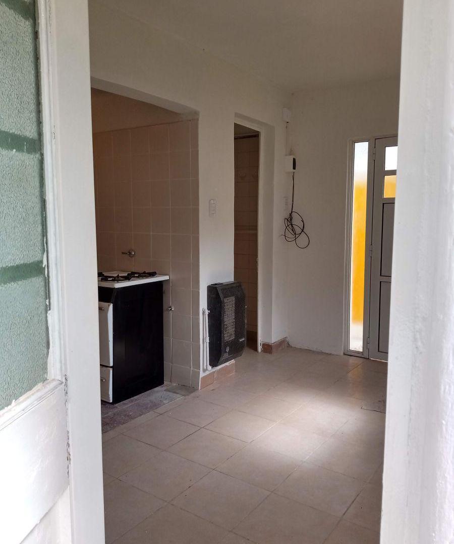 Casa de pasillo de 1 dormitorio con patio en alquiler | Montevideo al 5700 | Sin expensas