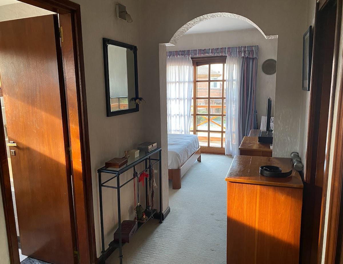 Casa en Venta 4 Dorm. Bo Cerrado San Miguel de Ghiso, Bella Vista 2