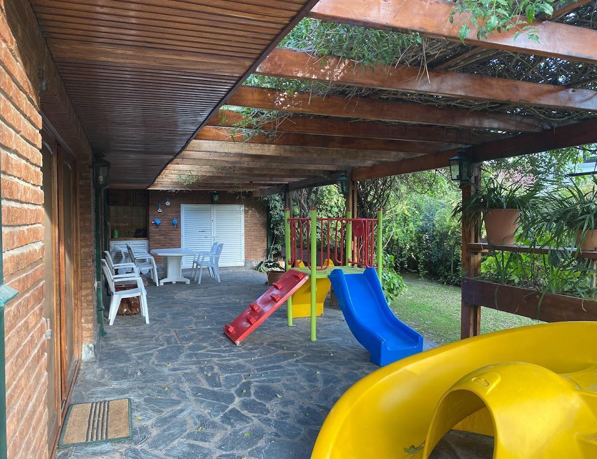 Casa en Venta 4 Dorm. Bo Cerrado San Miguel de Ghiso, Bella Vista 3