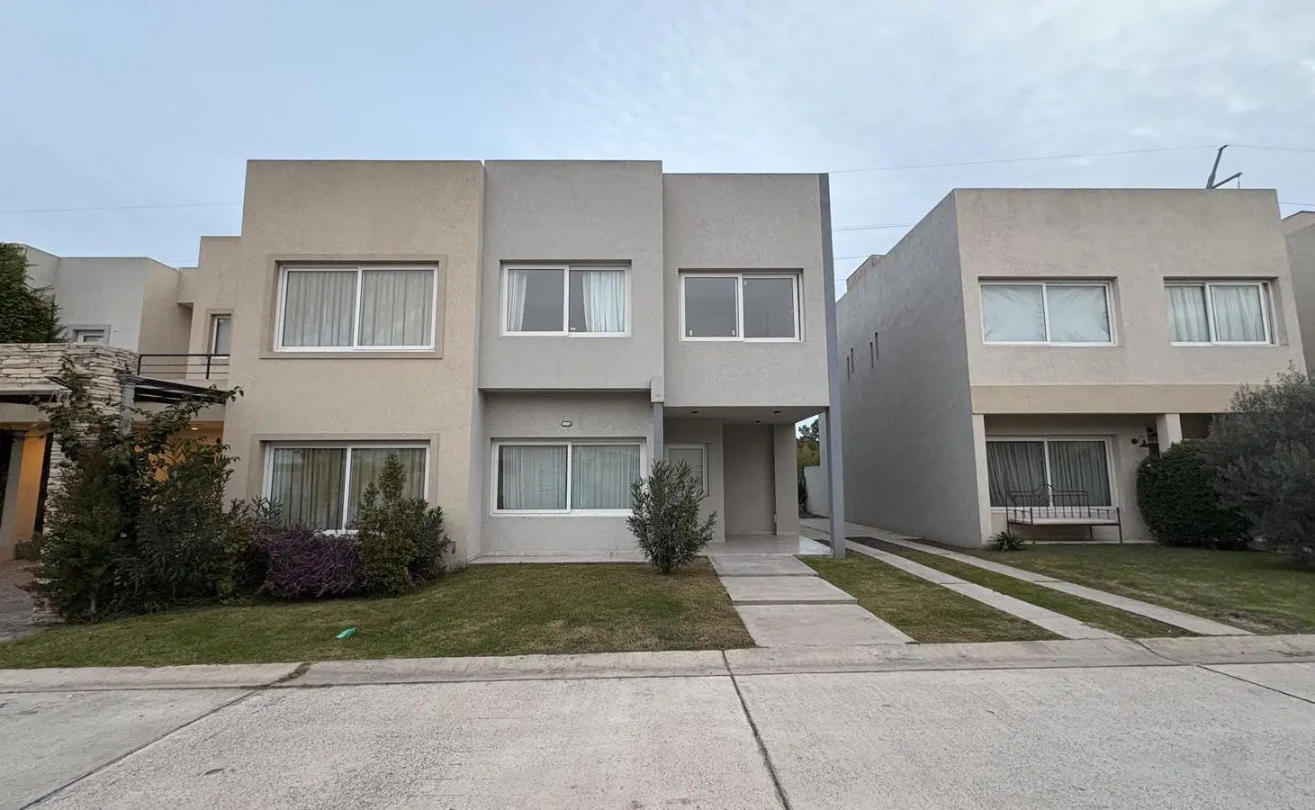 Casa en Alquiler o Venta en Bario Cerrado Buenos Aires Village 1