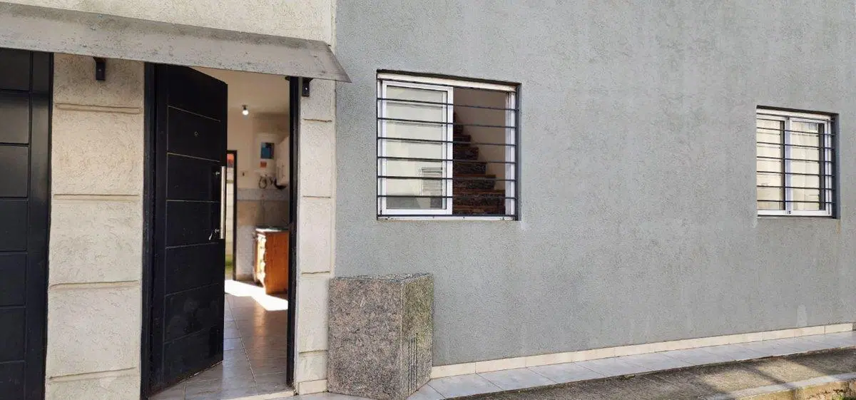Venta depto. duplex 2 amb. patio villa de Mayo 4