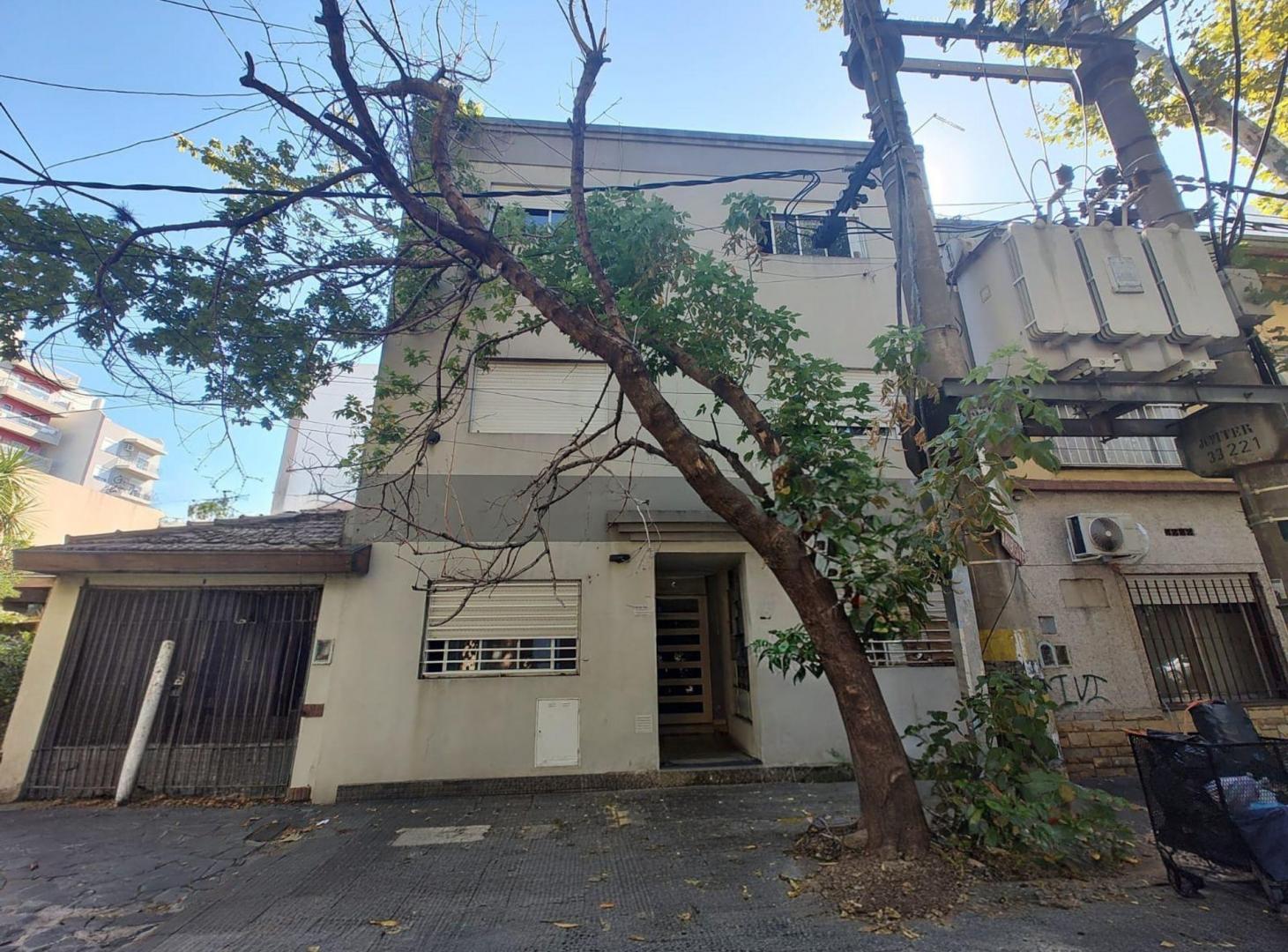 VENTA DEPARTAMENO DOS AMBIENTES CASEROS CON PATIO