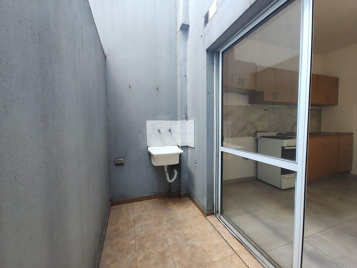 Foto de VENTA DEPARTAMENTO 2 AMBIENTES CASEROS CON PATIO, imagen 2