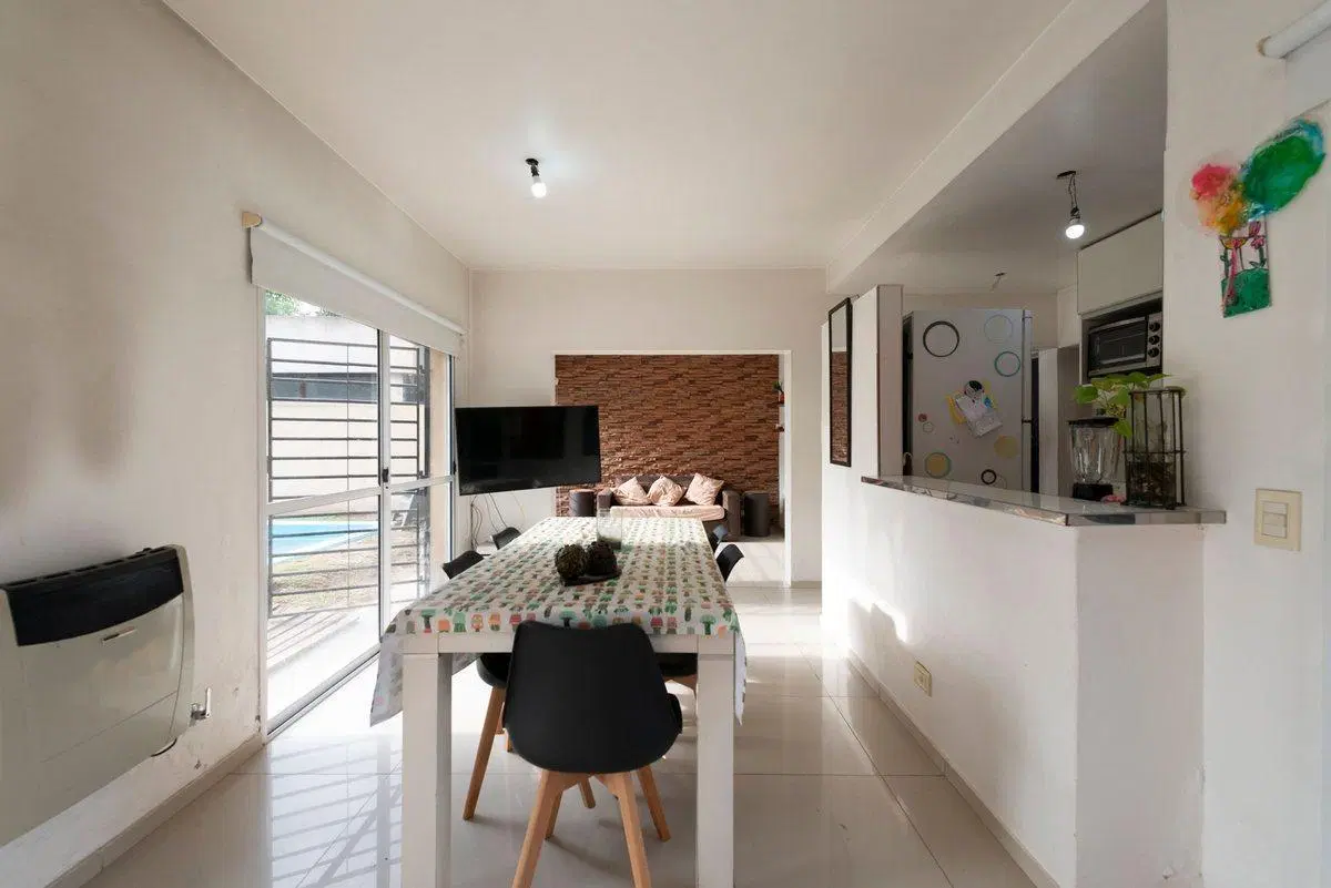 VENTA CASA 4 AMBIENTES C/PILETA EN TORTUGUITAS 5