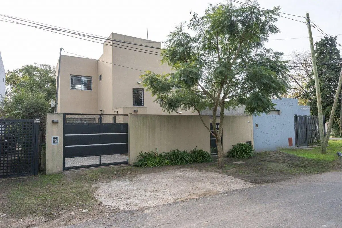 VENTA CASA 4 AMBIENTES C/PILETA EN TORTUGUITAS 2