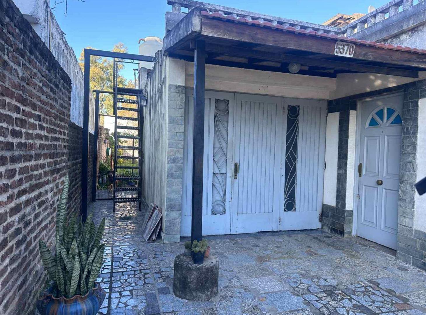 Foto de VENTA CASA 3 AMBIENTES C/COCHERA PABLO NOGUES, imagen 2