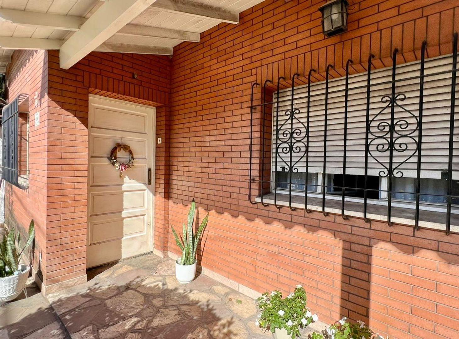 Foto de CASA 6 AMBIENTES CON JARDIN LOTE 500m2 TORCUATO, imagen 2