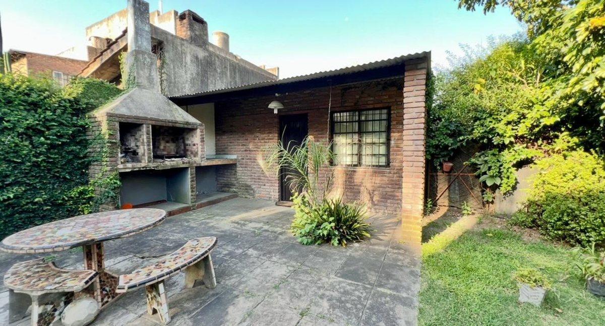 Foto de CASA VENTA CON LOCAL JARDIN Y COCHERA DON TORCUATO, imagen 2