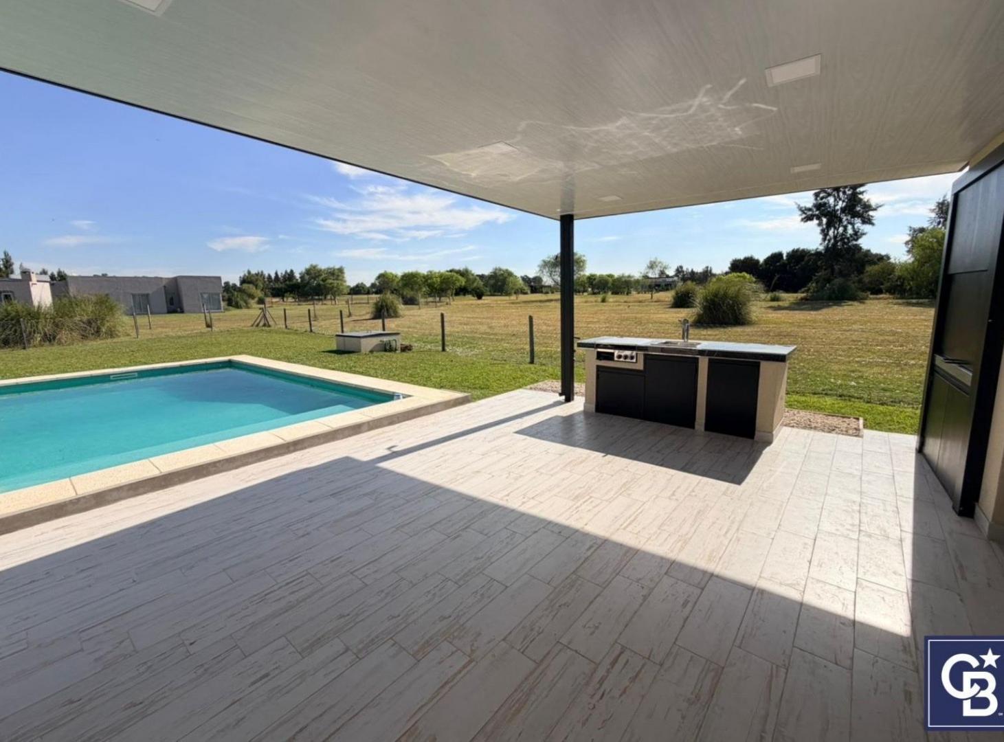 Venta de Casa 4 ambientes con pileta en Medal Country Club, Pilar