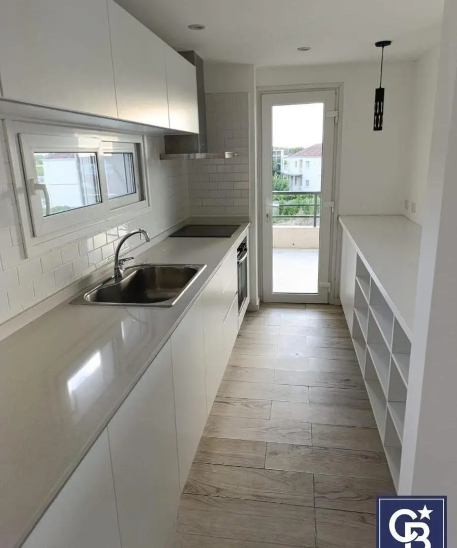 Alquiler de departamento 4 ambientes con balcón y parrilla en Complejo Zug Caamaño, Pilar 4
