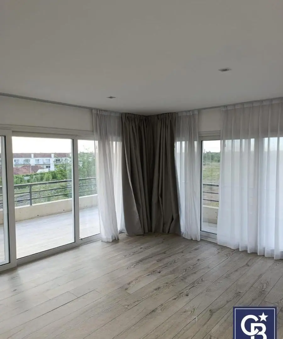 Alquiler de departamento 4 ambientes con balcón y parrilla en Complejo Zug Caamaño, Pilar 3