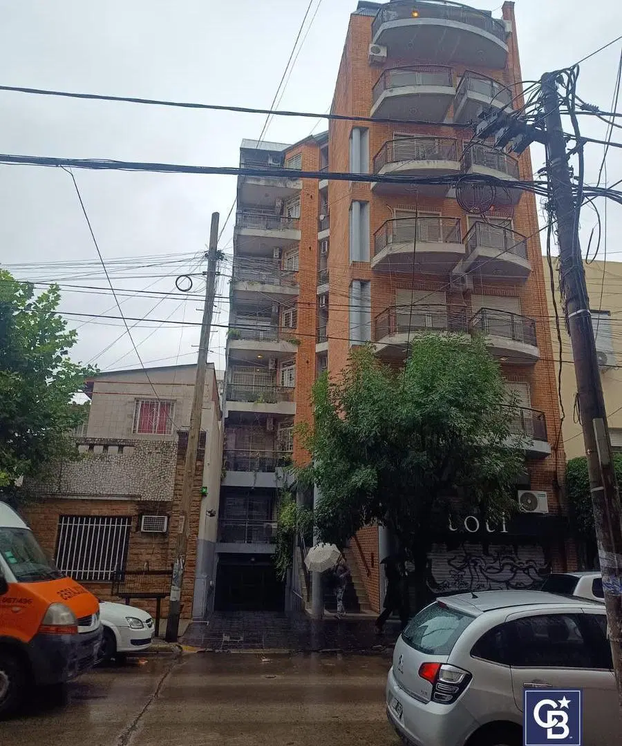 Venta de departamento apto crédito de 3 ambientes con balcón en Ramos Mejía 2