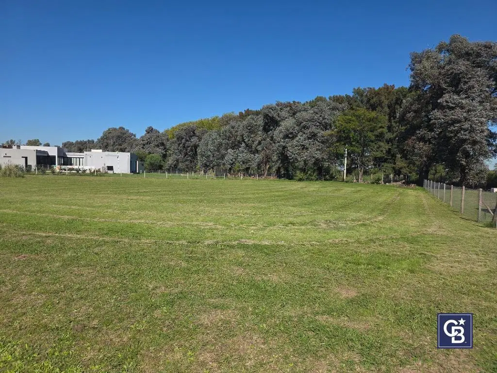 Venta de amplio lote con proyecto en Medal Country Club, Pilar 5