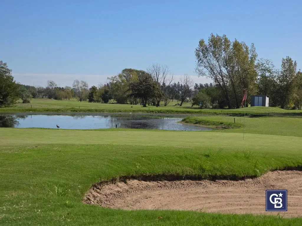 Venta de amplio lote con proyecto en Medal Country Club, Pilar 2