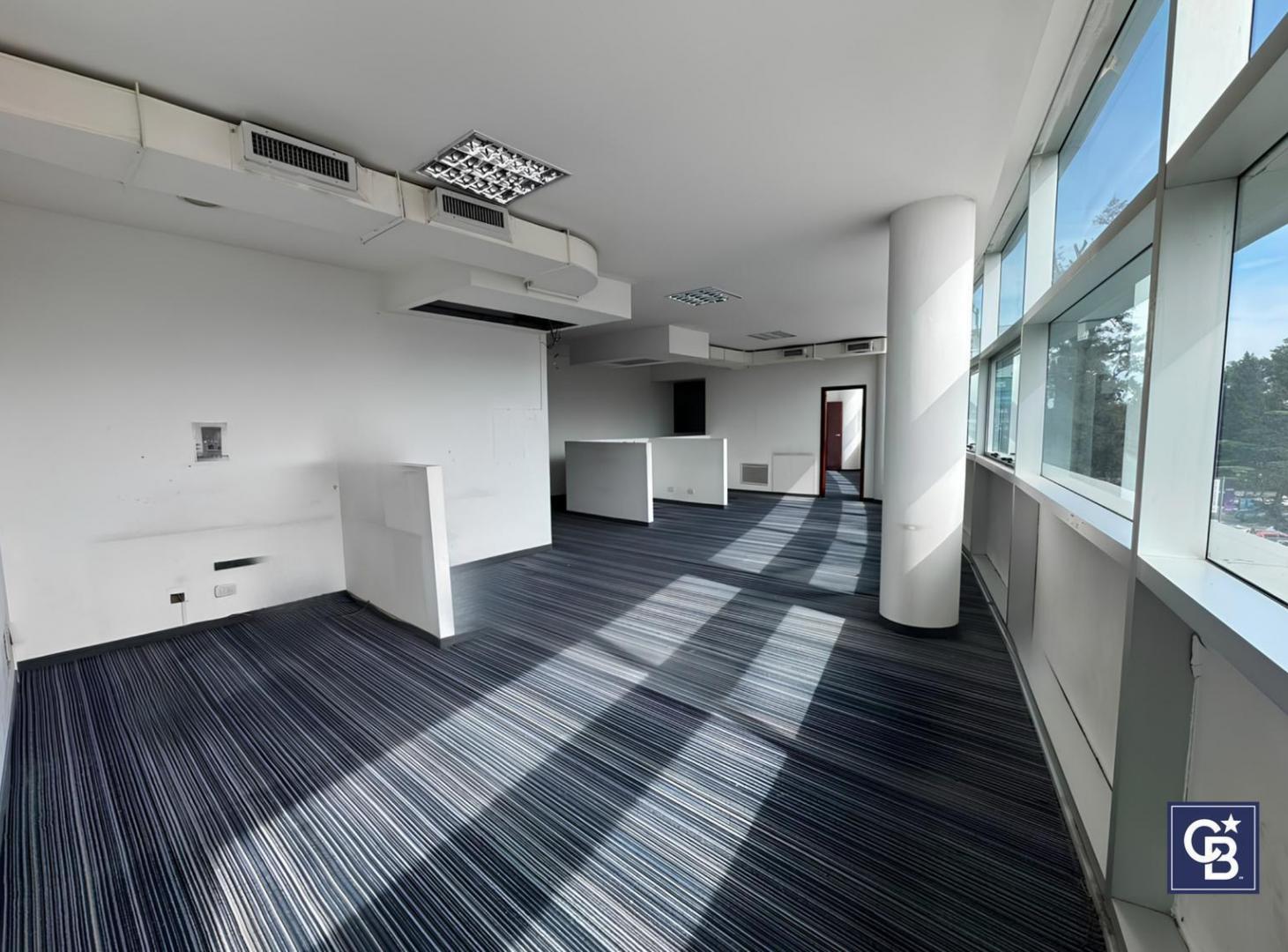Foto de Gran Oficina Corporativa 288 m² en Paseo Champagnat, Pilar | 10, imagen 2