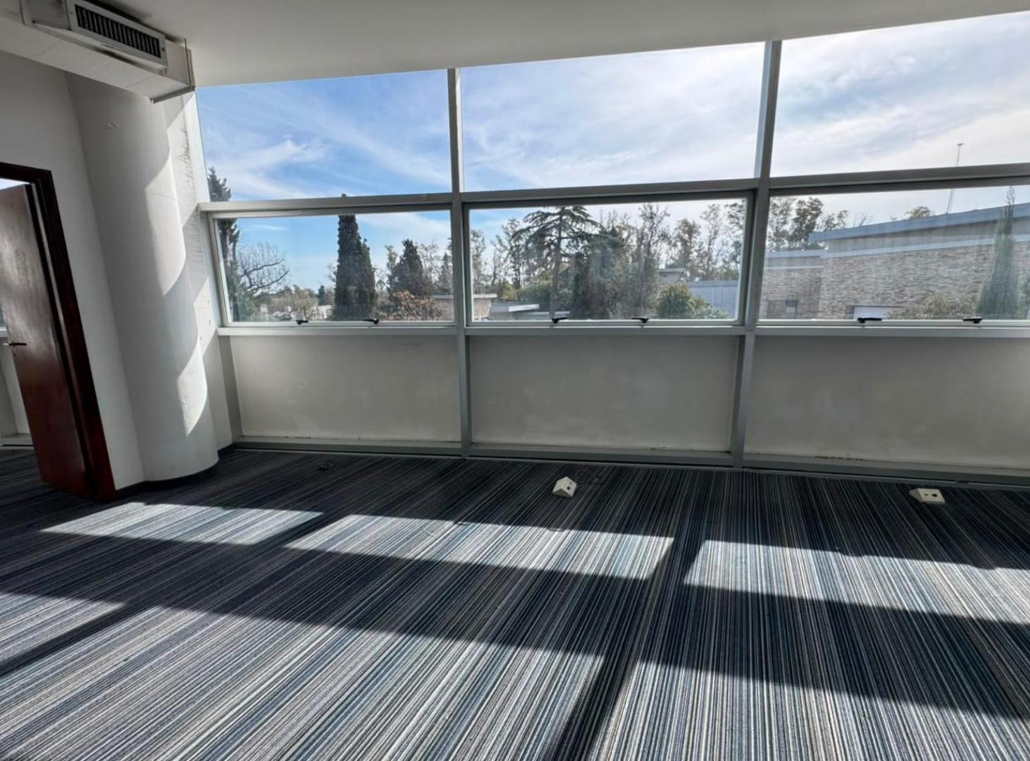 Foto de Gran Oficina Corporativa 288 m² en Paseo Champagnat, Pilar | 10, imagen 5