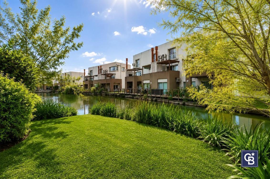 Foto de Venta Casa Tipo Dúplex 4 Ambientes con Jardín y Vista al Lago en, imagen 4