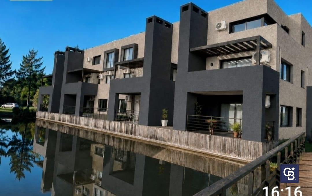 Foto de Venta Casa Tipo Dúplex 4 Ambientes con Jardín y Vista al Lago en, imagen 1