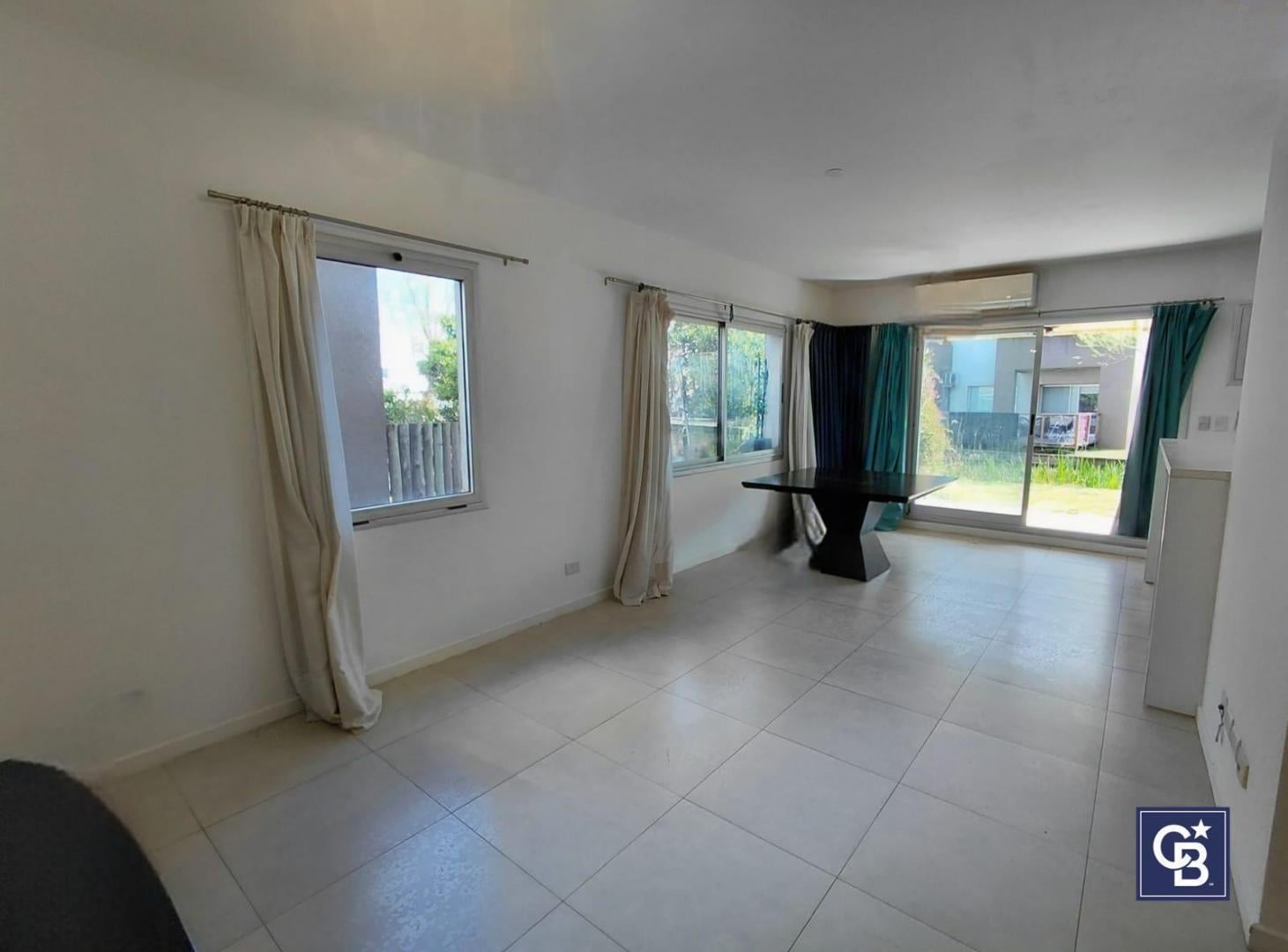 Foto de Venta Casa Tipo Dúplex 4 Ambientes con Jardín y Vista al Lago en, imagen 2