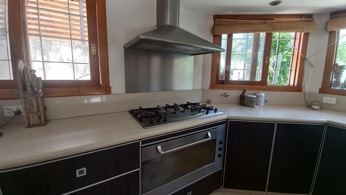 Casa venta City Bell 3 dormitorios entre caminos