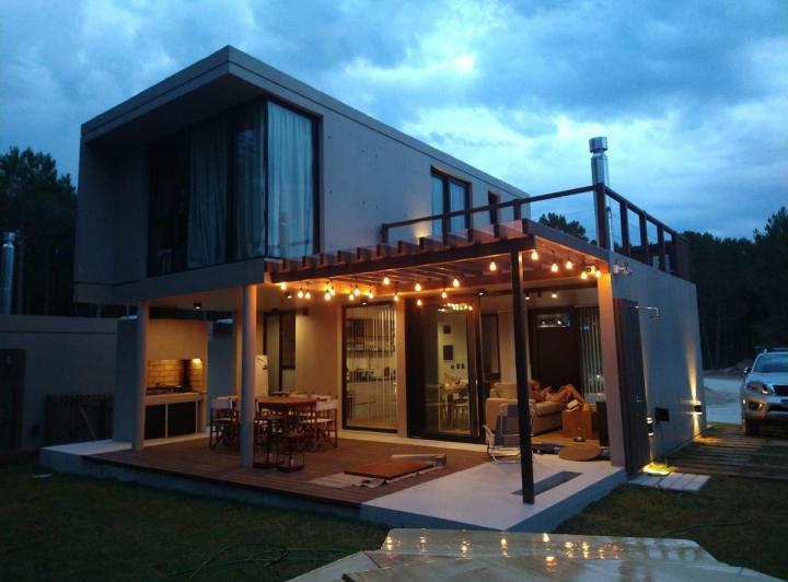 Casa alquiler Pinamar Norte barrio Berlin Woods 2 dormitorios 2 baños parque jacuzzi exterior