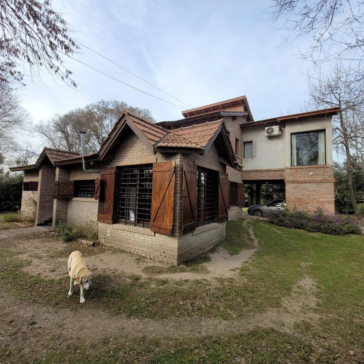Casa chalet venta en City Bell sobre lote 34 x 38