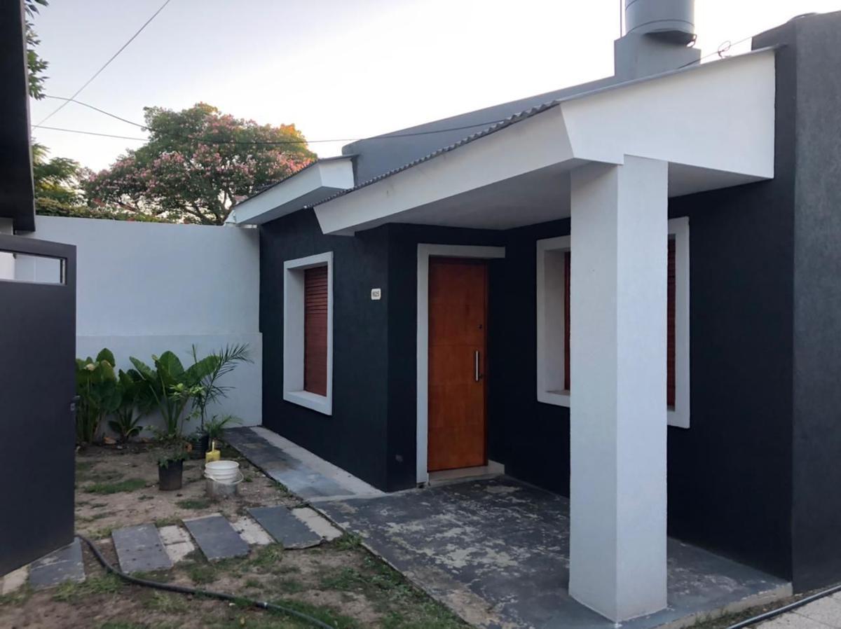 Casa  chalet- venta City Bell  parque pileta lote 10,50 x 46