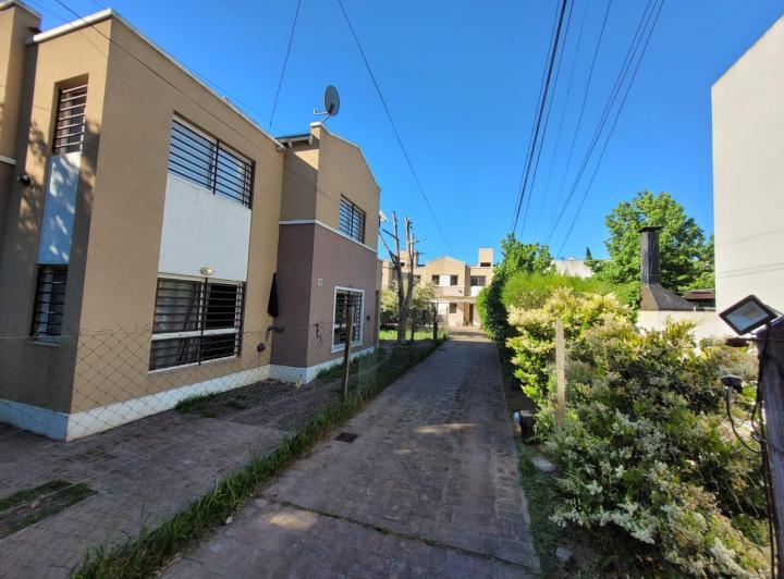 Casa Duplex venta en City Bell entre caminos complejo cerrado de 5 unidades